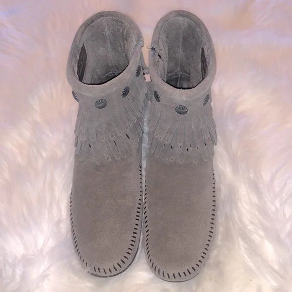 MINNETONKA ~ DOUBLE FRINGE SIDE ZIP MOCCASINS - Picture 2 of 9